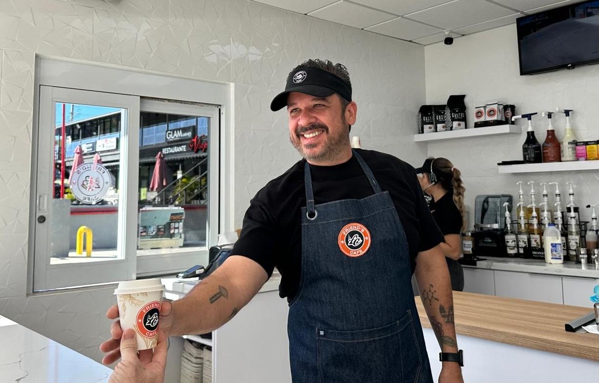 friends-cafe-abre-su-novena-tienda-en-cabo-rojo