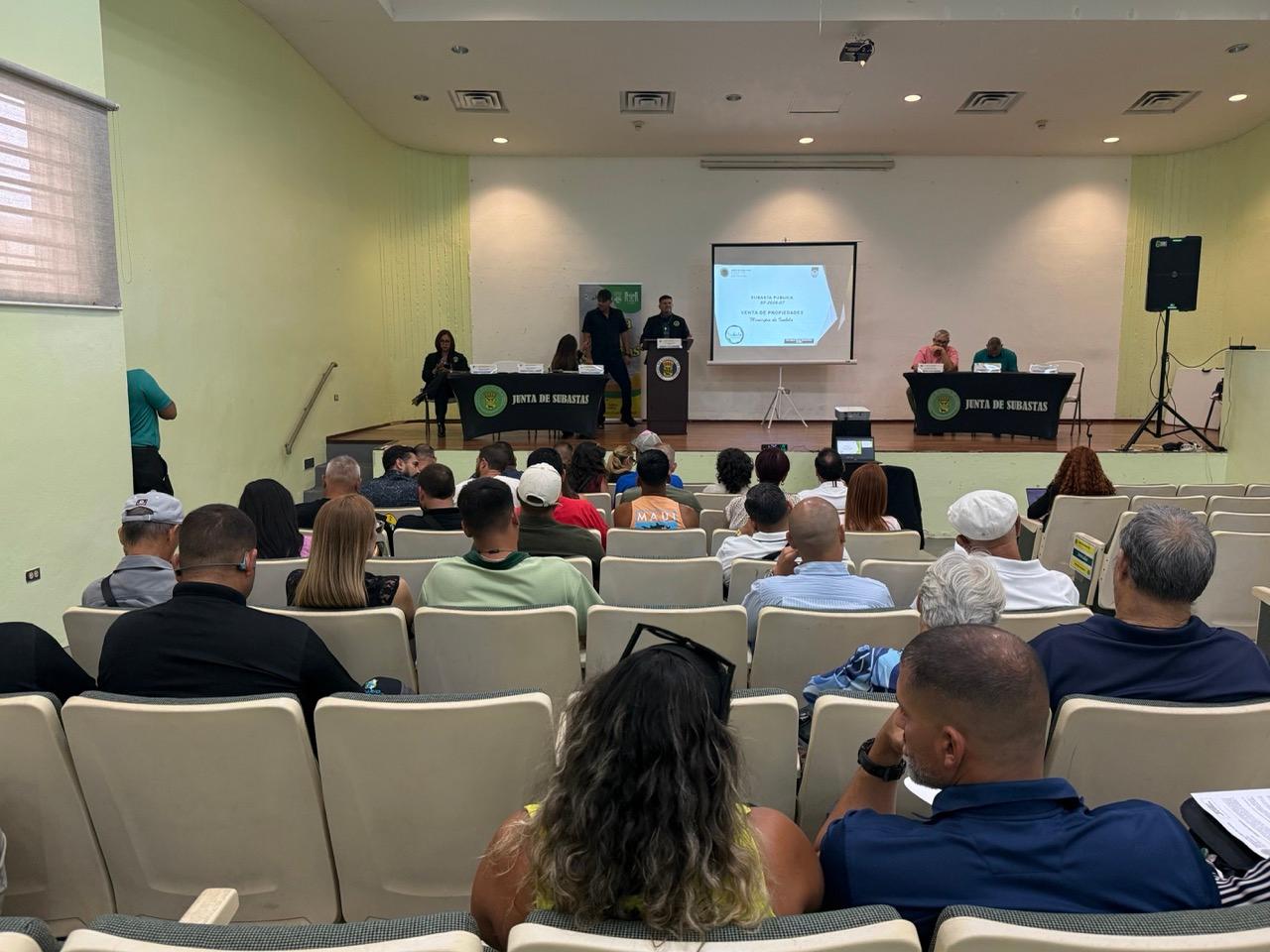Ofertas de hasta $95,500 y primera subasta de vivienda asequible: así fue la jornada de estorbos públicos en Isabela
