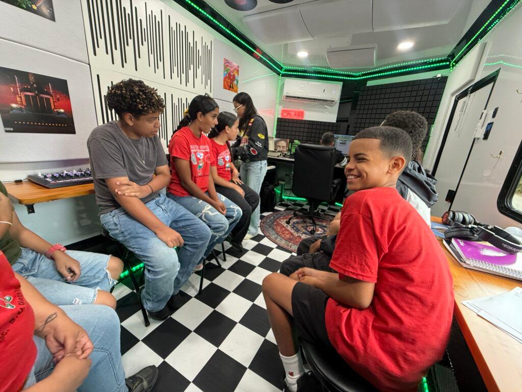 Un estudio sobre ruedas: así vivieron jóvenes de Caguas la Academia Móvil de Fundación Rimas y Spotify