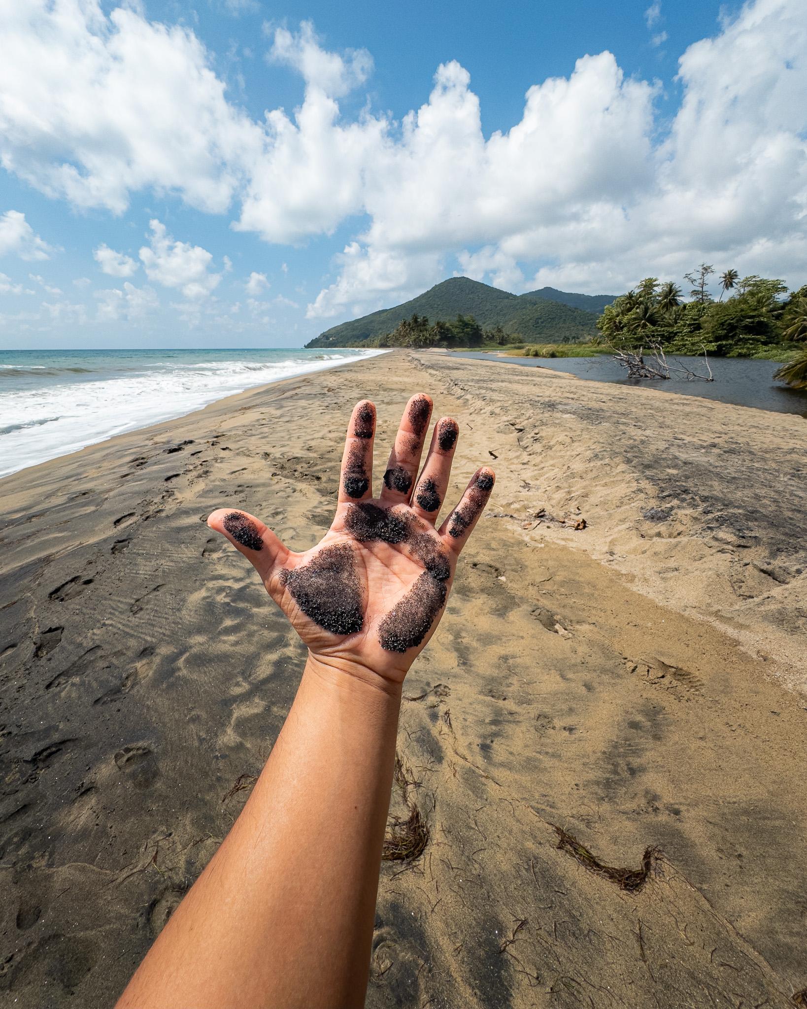 Playa de arena negra en Maunabo.