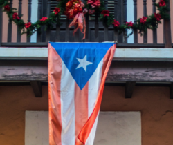 Bandera de Puerto Rico colgando de balcón en el Viejo San Juan.