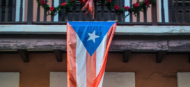 Bandera de Puerto Rico colgando de balcón en el Viejo San Juan.
