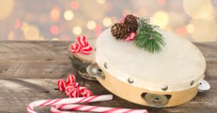 Pandereta con dulces alusivos a la temporada navideña para ilustrar el cancionero navideño de Puerto Rico.