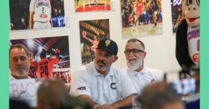 Omar Vargas, co-apoderado de los Criollos de Caguas, y Wilhelmus Caanen, dirigente, en la apertura de la exposición "Criollarte". (Suministrada)