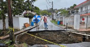 Socavón en Aguas Buenas por las inundaciones