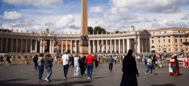 Plaza de San Pedro un día antes del cónclave. Ciudad del Vaticano, Italia, 6 de mayo de 2025. (Foto de Beata Zawrzel/NurPhoto vía Getty Images)