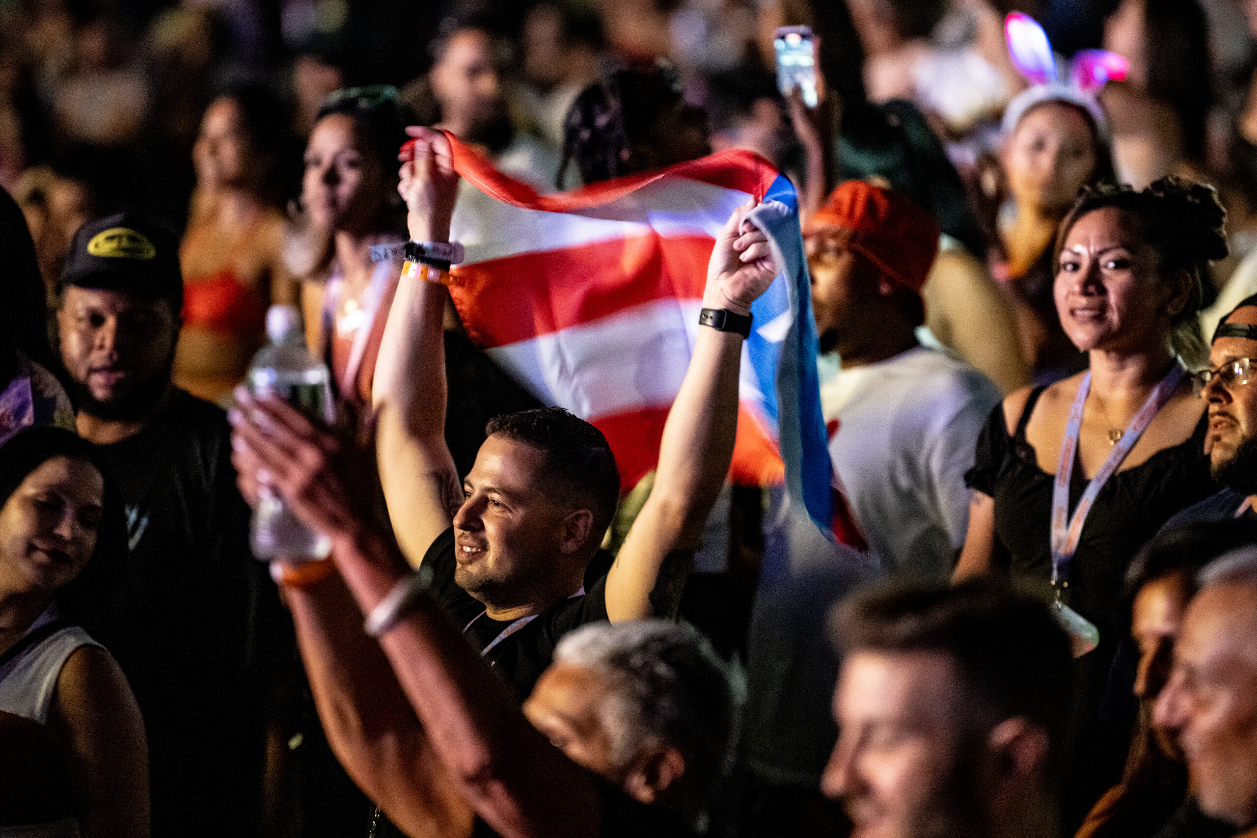 Bad Bunny en escenografía de playa tropical