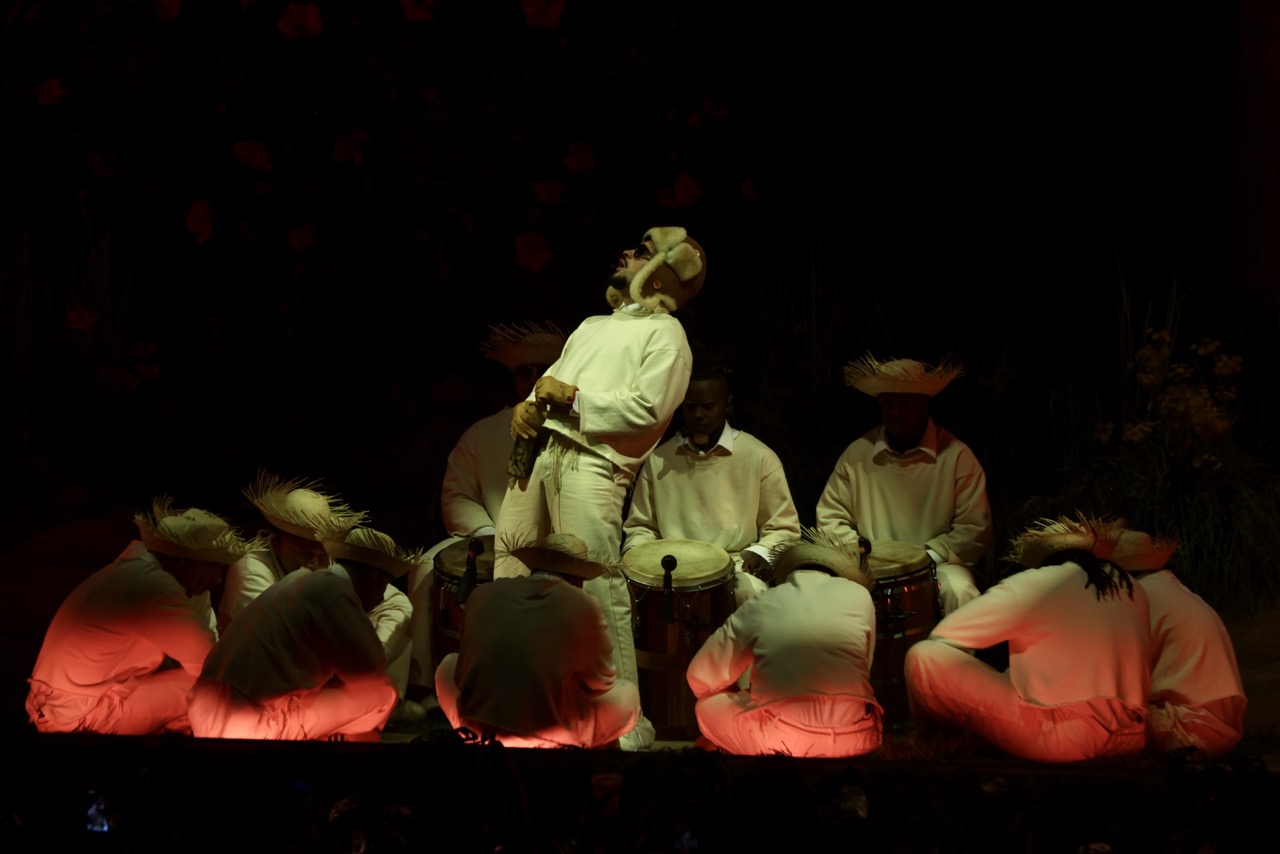 Bad Bunny rodeado de bailares en el escenario