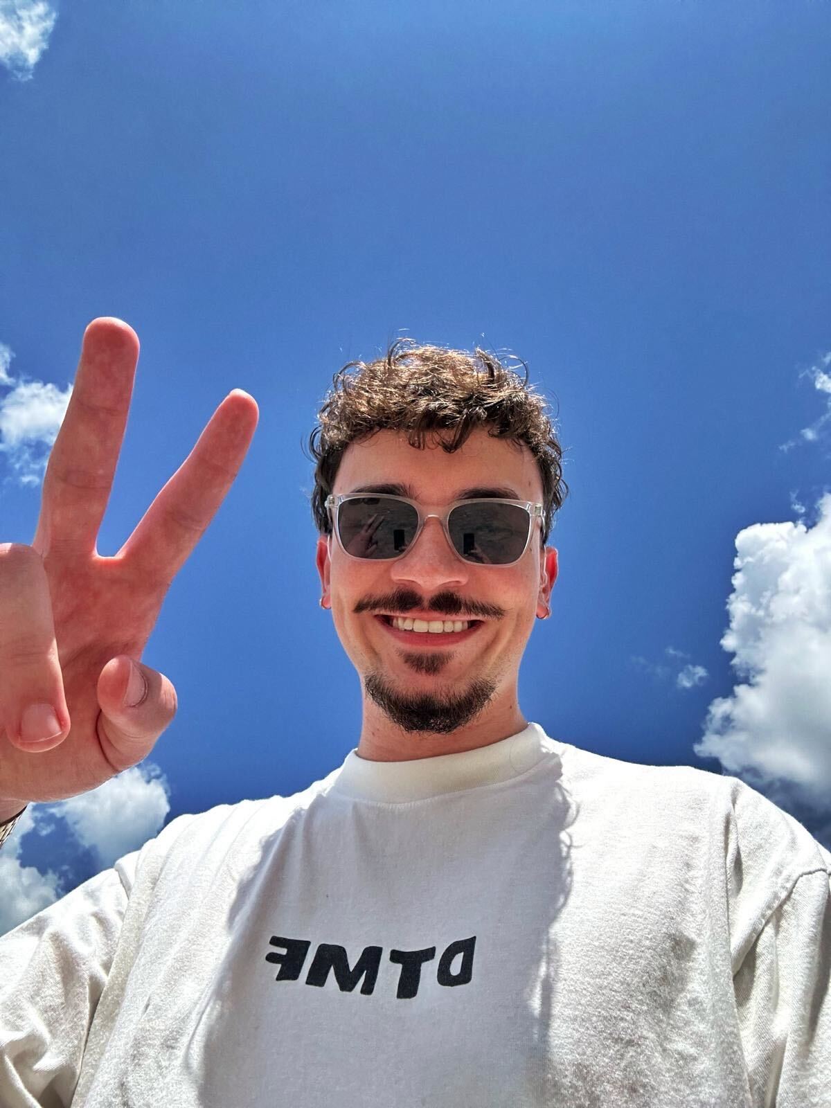 Gabriel Cuadrado, diseñador gráfico de 22 años y miembro de la comunidad sorda