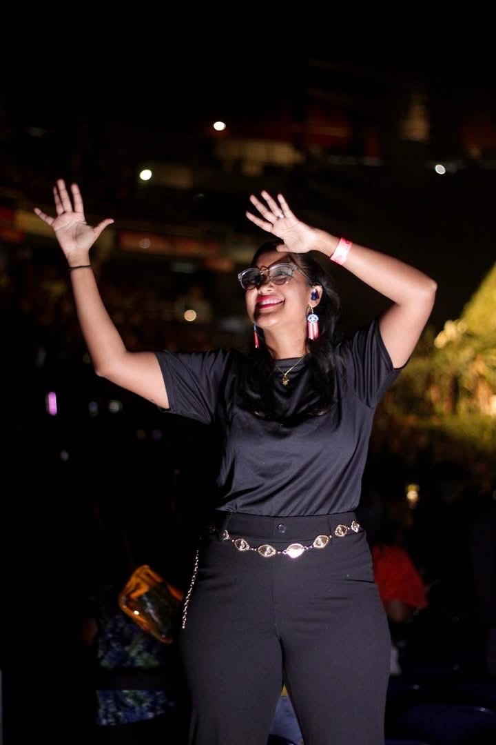 La intérprete de LSPR Emely Fontánez durante concierto de Bad Bunny. (Suministrada por National Interpreters Puerto Rico)