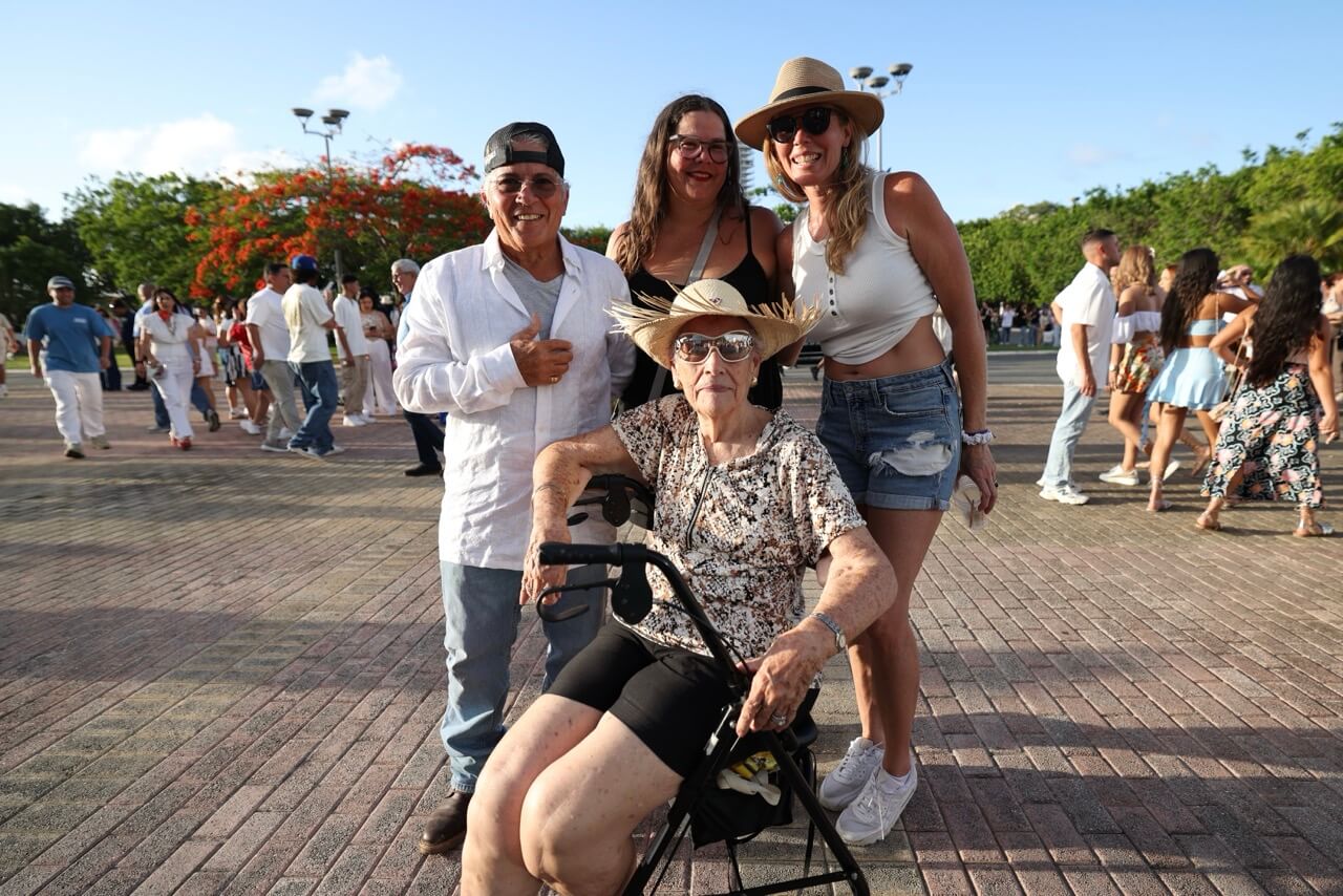 Doña Yvonne junto a sus familiares disfrutando del ambiente