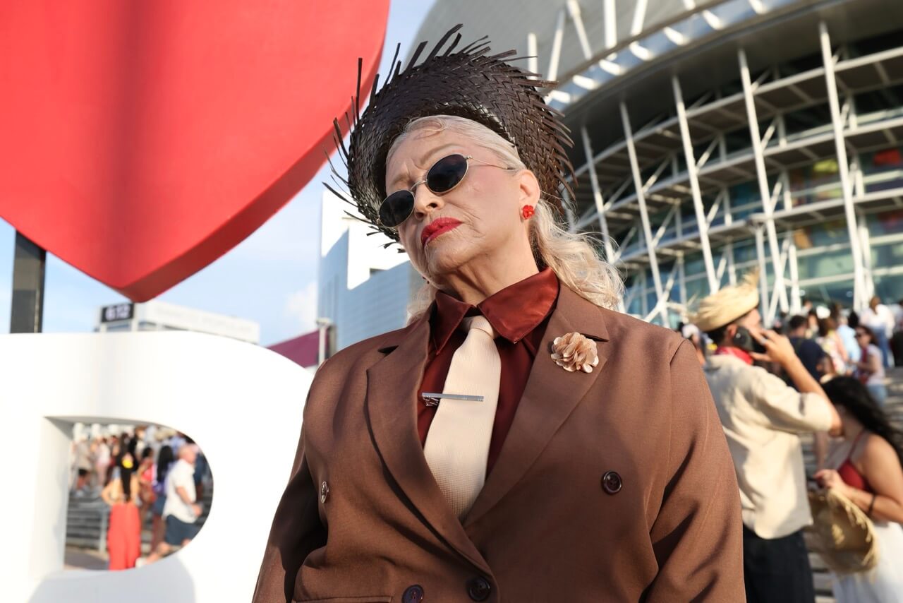 Margarita Santiago vistiendo su interpretación del traje de Bad Bunny del MET Gala 2025