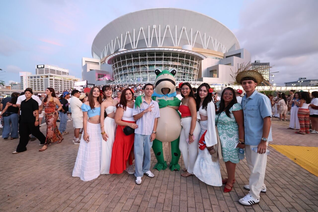 Fanáticos frente al Coliseo de Puerto Rico para asistir a la séptima función de la Residencia de Bad Bunny.