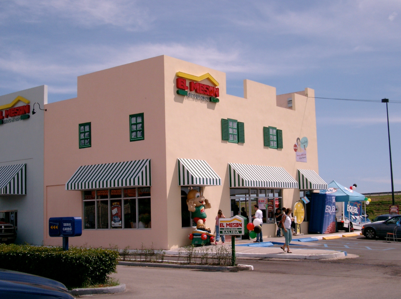 Apertura de Meson Sándwiches en Santa Isabel, 10 de agosto de 2004