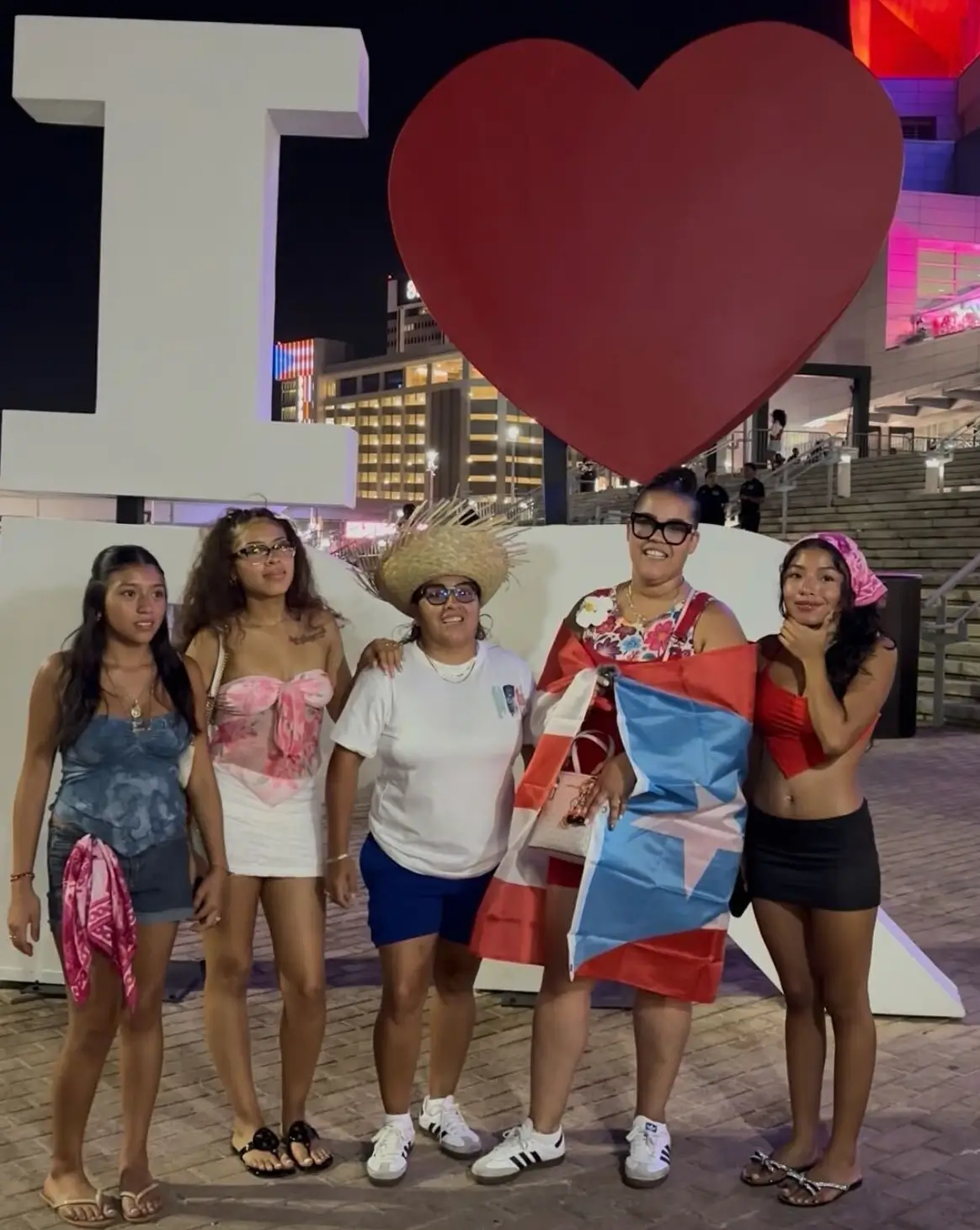 Elis Hernández envuelta en la bandera junto a sus familiares