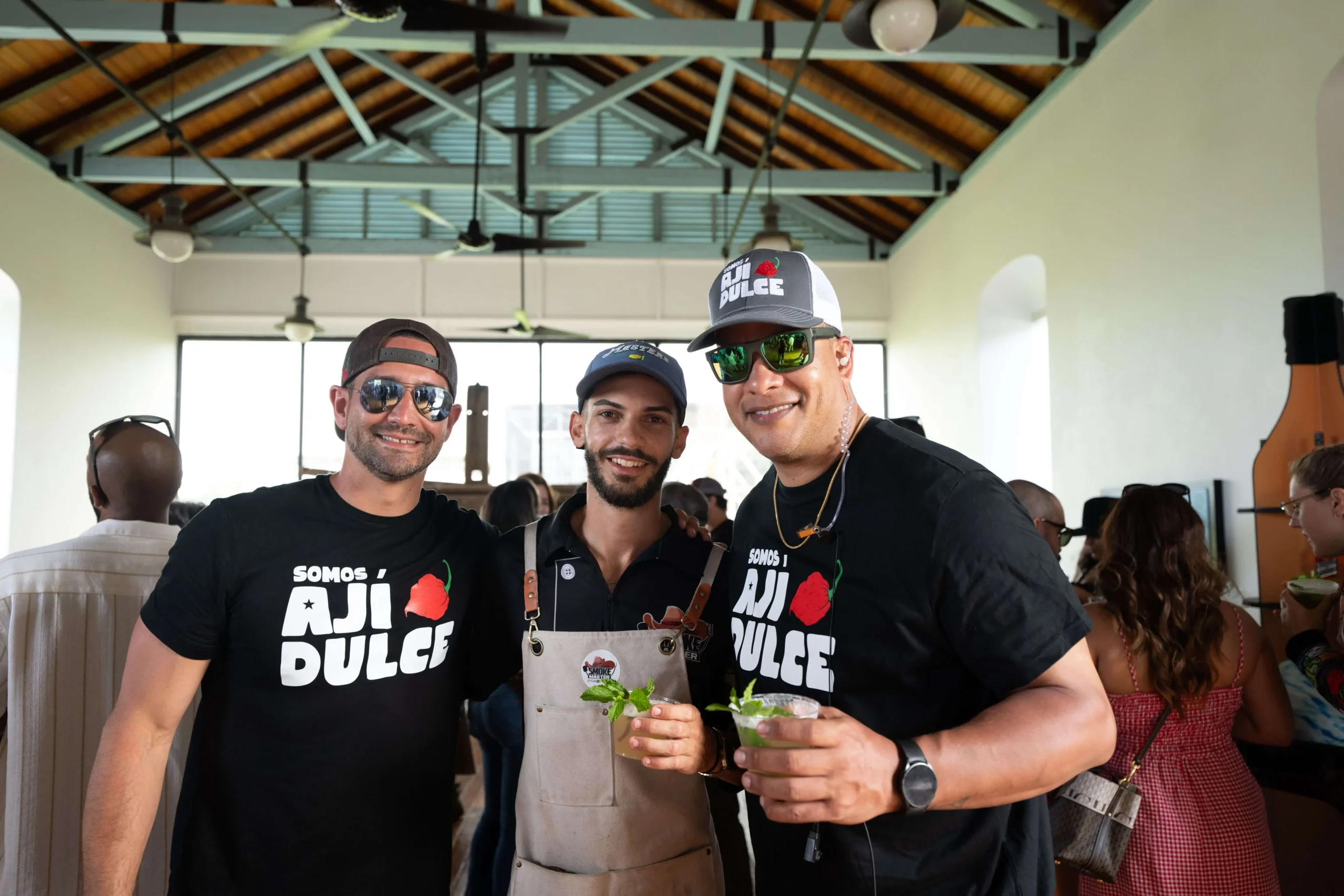 Tres chefs posando juntos: Guillermo Abril y chef Juan Peña en las esquinas, chef Emmanuel Rivera al centro