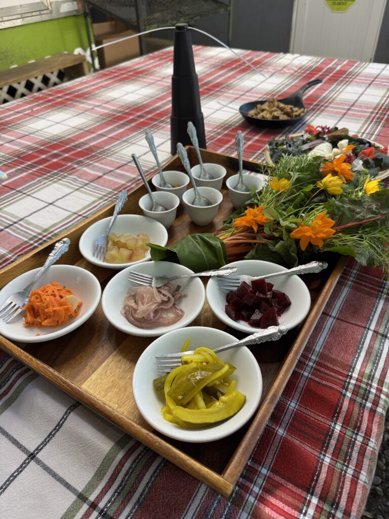 Diversos encurtidos y jaleas desarrolladas en Frutos del Guacabo. (Foto por Juan Santa para Platea)