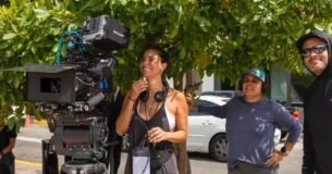 Roselyn Sánchez dirigiendo el filme Diario, mujer y café