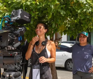 Roselyn Sánchez dirigiendo el filme Diario, mujer y café