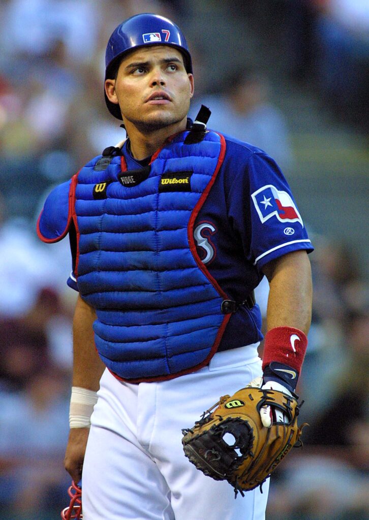 ARLINGTON, ESTADOS UNIDOS: El receptor de los Texas Rangers, Iván "Pudge" Rodríguez, abandona el terreno de juego durante la acción temprana del partido contra los Seattle Mariners en el Ballpark en Arlington en Arlington, Texas, el 02 de julio de 2001.