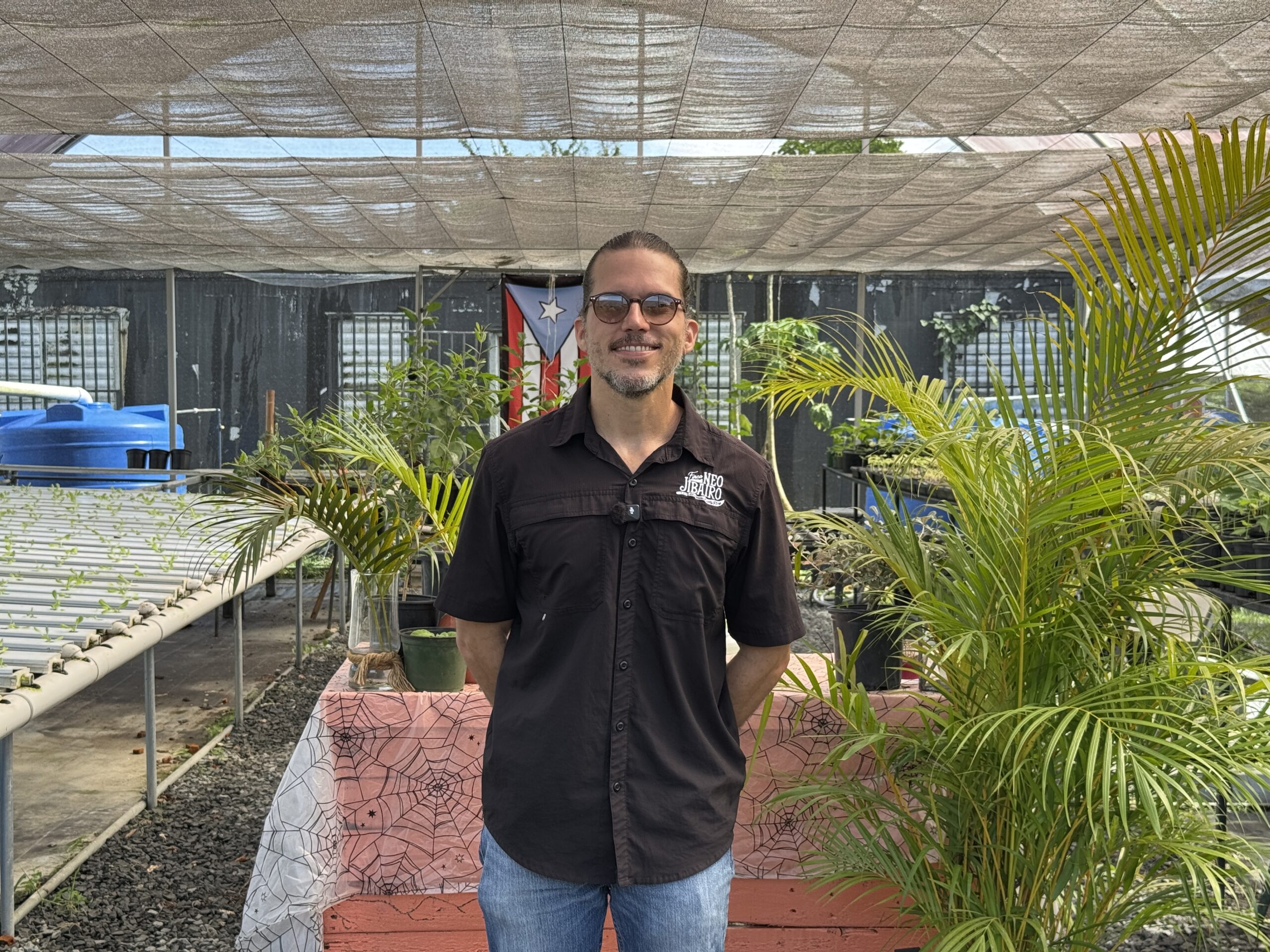 Antonio Castro posa frente a algunos de los cultivos de la Finca Neo Jibairo