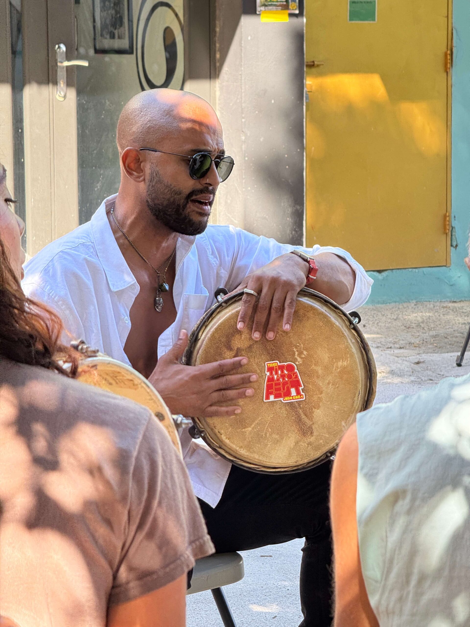 Emanuel Santana tocando pandero