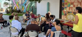 Personas tocando panderos durante un plenazo en la Casa de la Plena Tito Matos