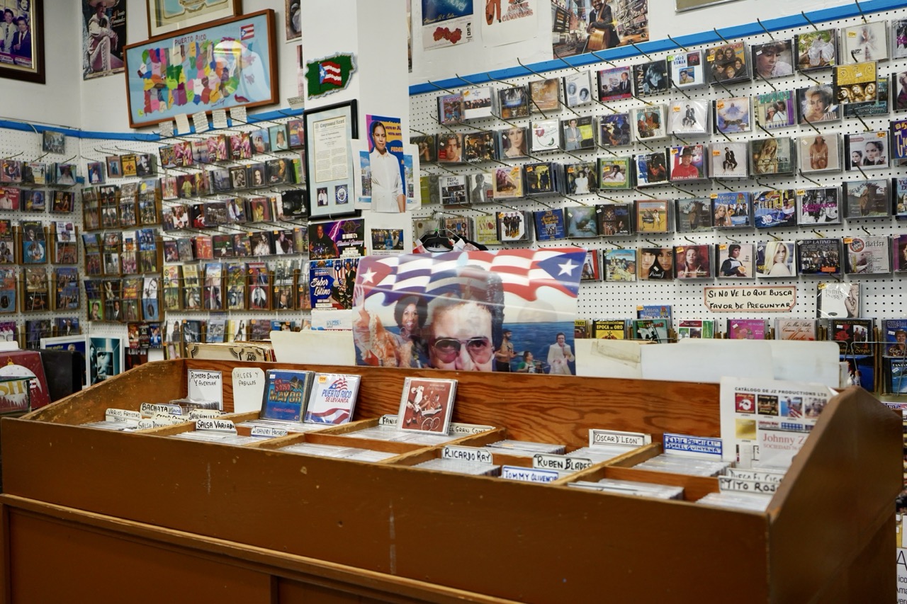 Mike Amadeo junto a fotografías históricas