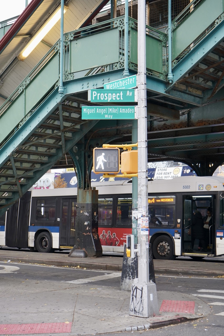 Mike Amadeo en su tienda Casa Amadeo