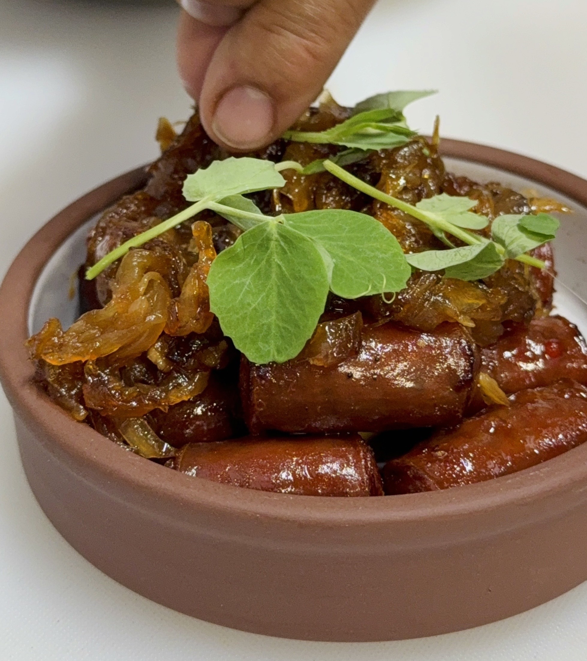 Plato preparado al hibachi con cebollas caramelizadas