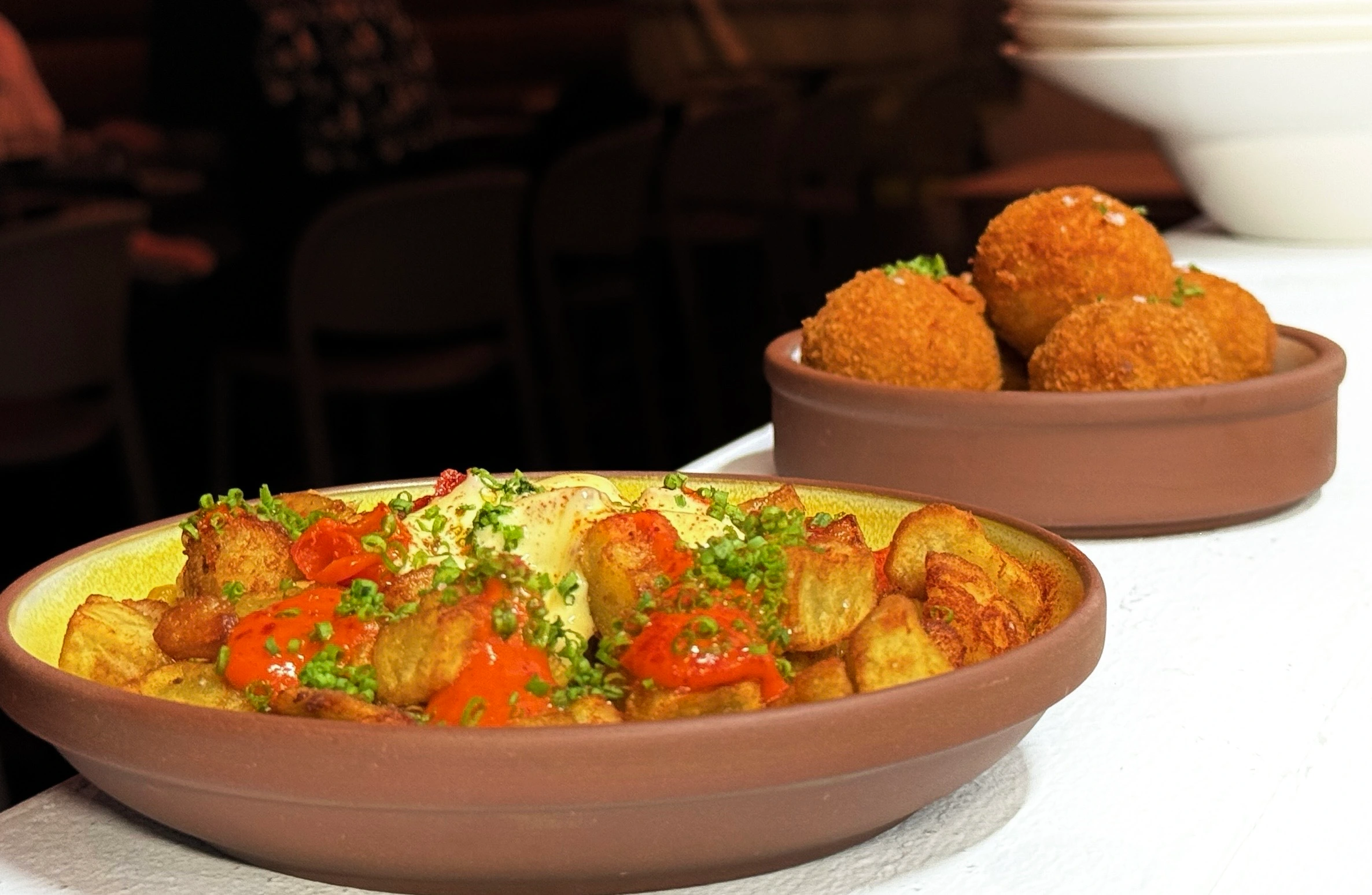 Papas bravas con batata canola amarilla de Puerto Rico y alioli Bar Celis
