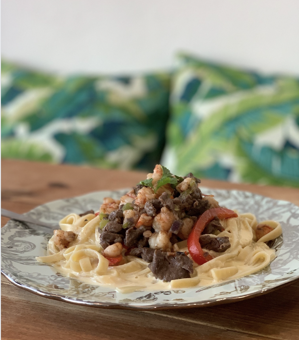 La pasta Pizziola con churrasco, camarones y salsa blanca
