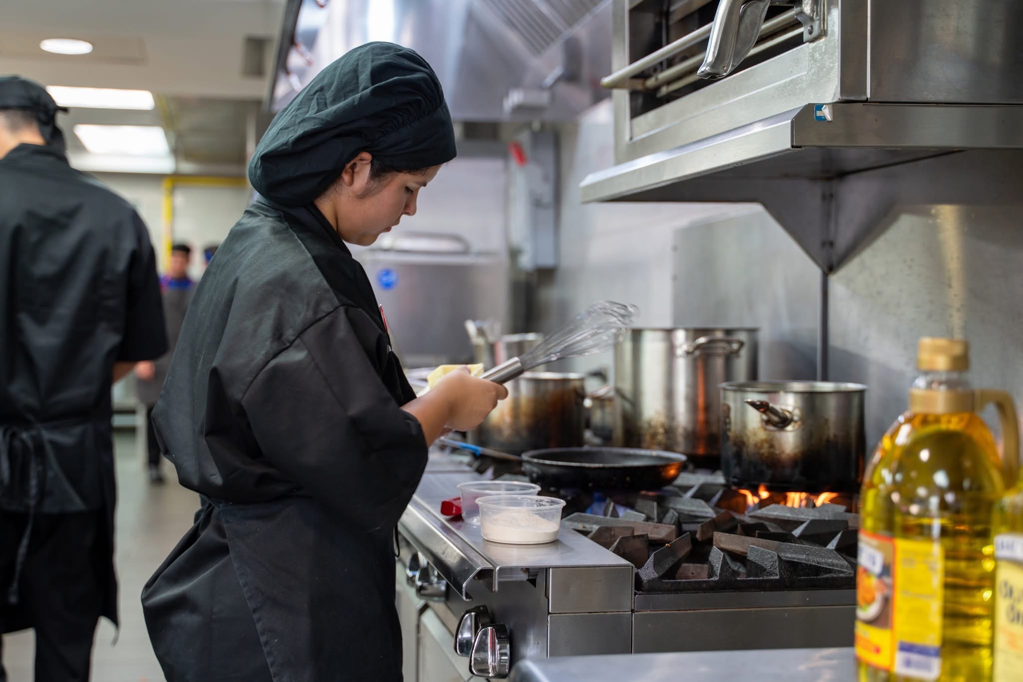 Estudiantes del programa de Artes Culinarias de la Universidad Ana G. Méndez