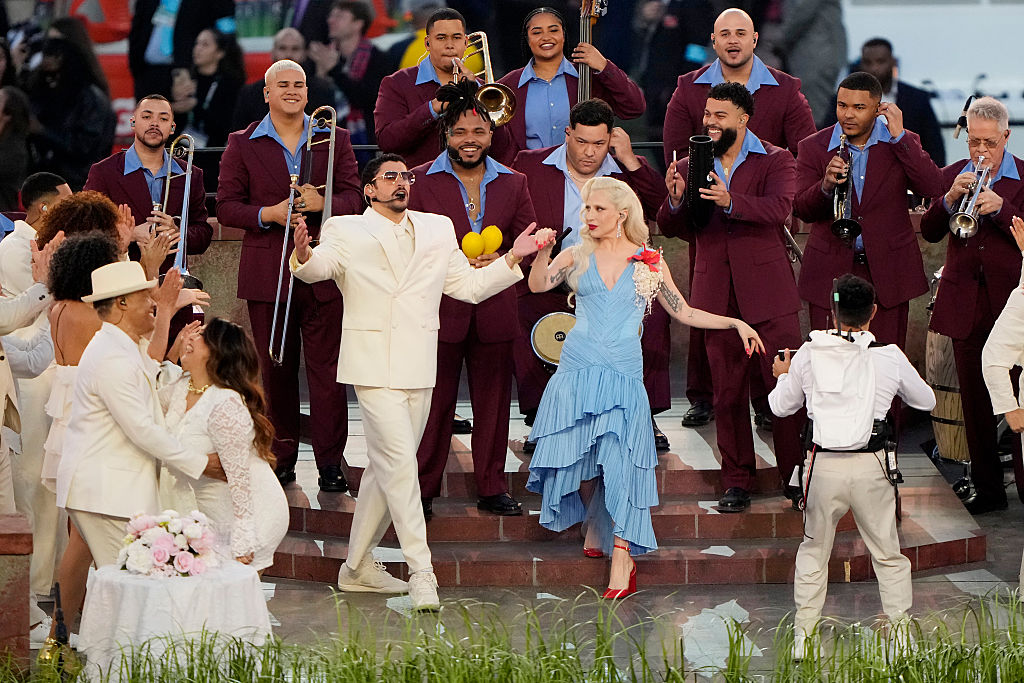 Bad Bunny performando en el halftime show