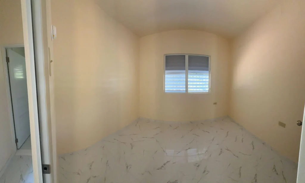 Una de las dos habitaciones luego de la renovación