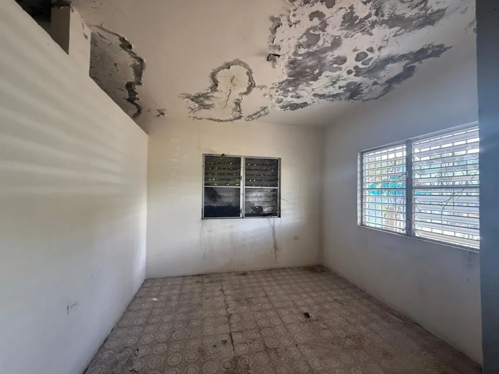 Una de las habitaciones antes de la renovación