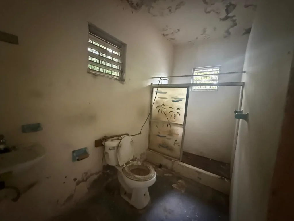 El baño de la propiedad antes de la renovación