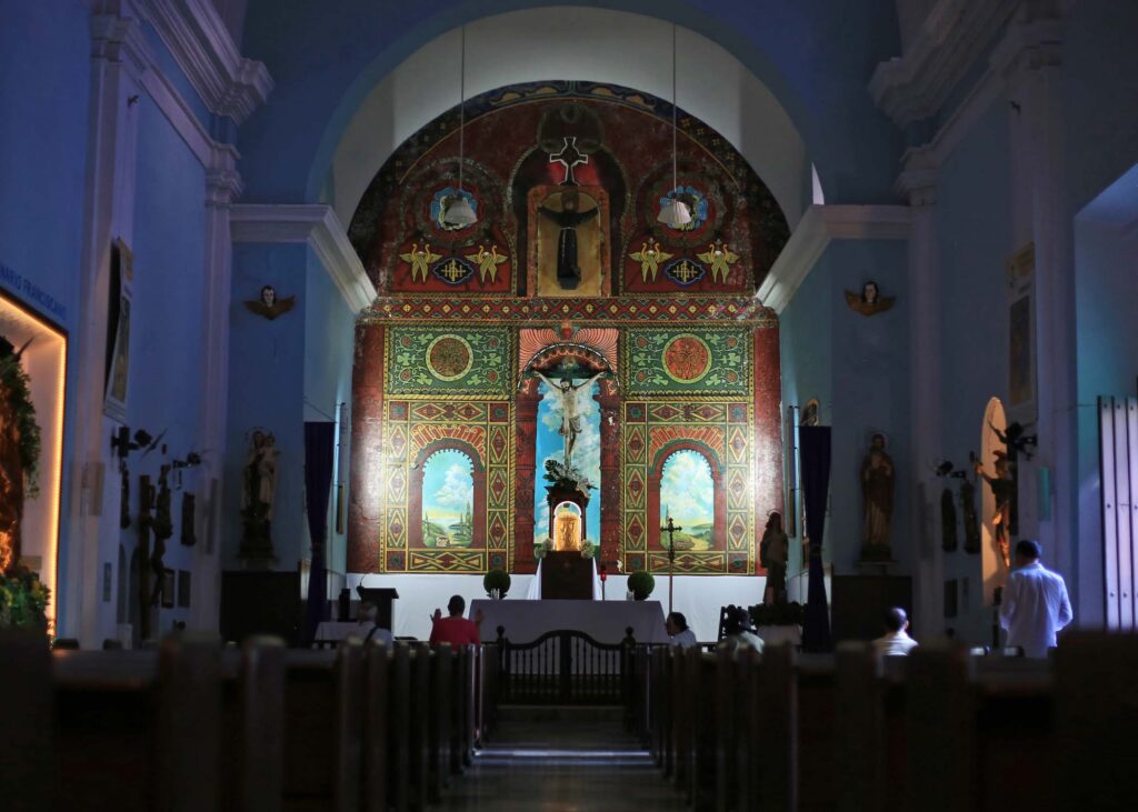 Cruz grande elaborada en madera encontrada en las costas del Morro