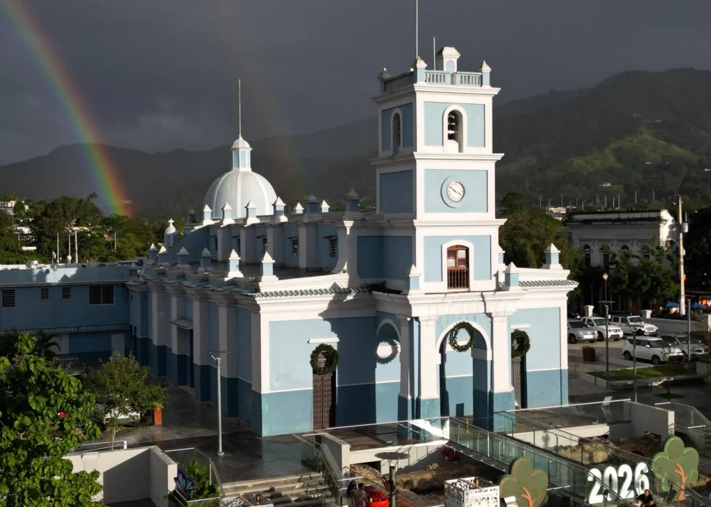Parroquia frente a la plaza de Cayey