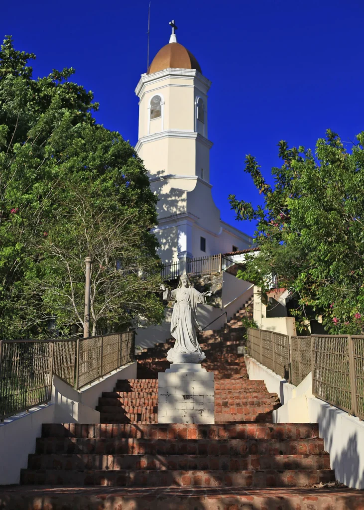 Estructura construida sobre una loma