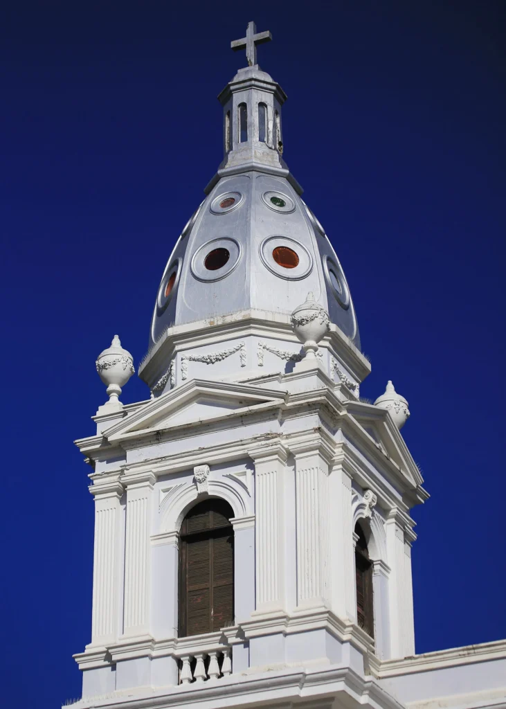 Vitrales de la torre con figuras coloridas