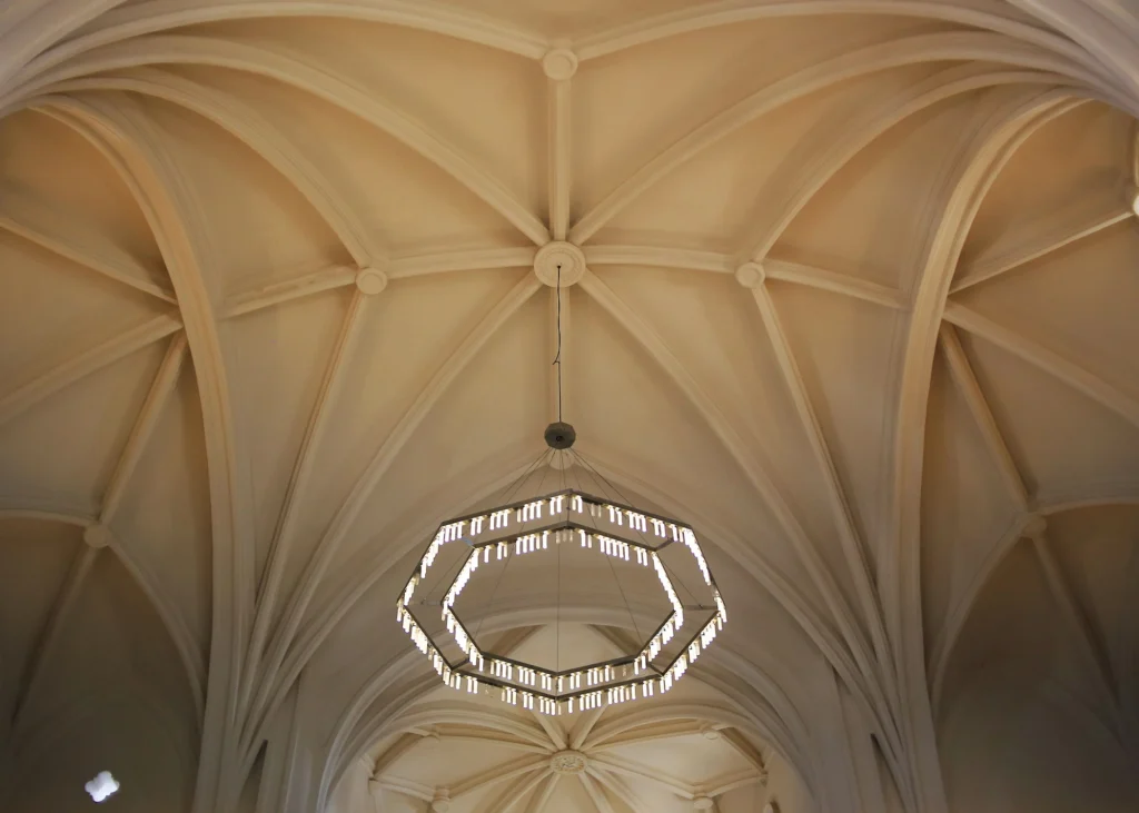 La iglesia se caracteriza por la bóveda de crucería.