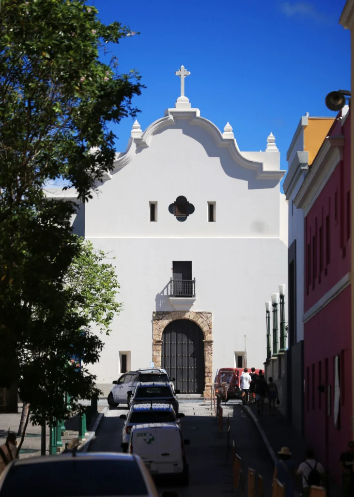 En esta iglesia se encuentran una de las criptas más antiguas en Puerto Rico.