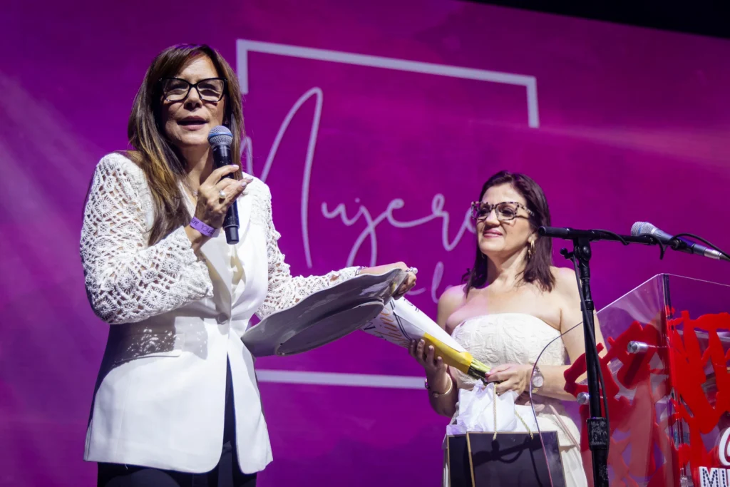 Maricarmen Peña recibiendo la Distinción Presidencial de ASORE. Foto: Suministrada