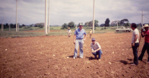 Primera plantación de habichuelas de James Beaver en Puerto Rico. Linda Wessel Beaver está junto a él. (Suministrada por Linda Wessel Beaver)