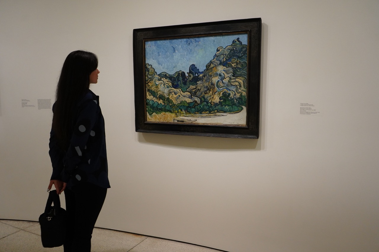 Isabella Rivera frente a pieza de arte