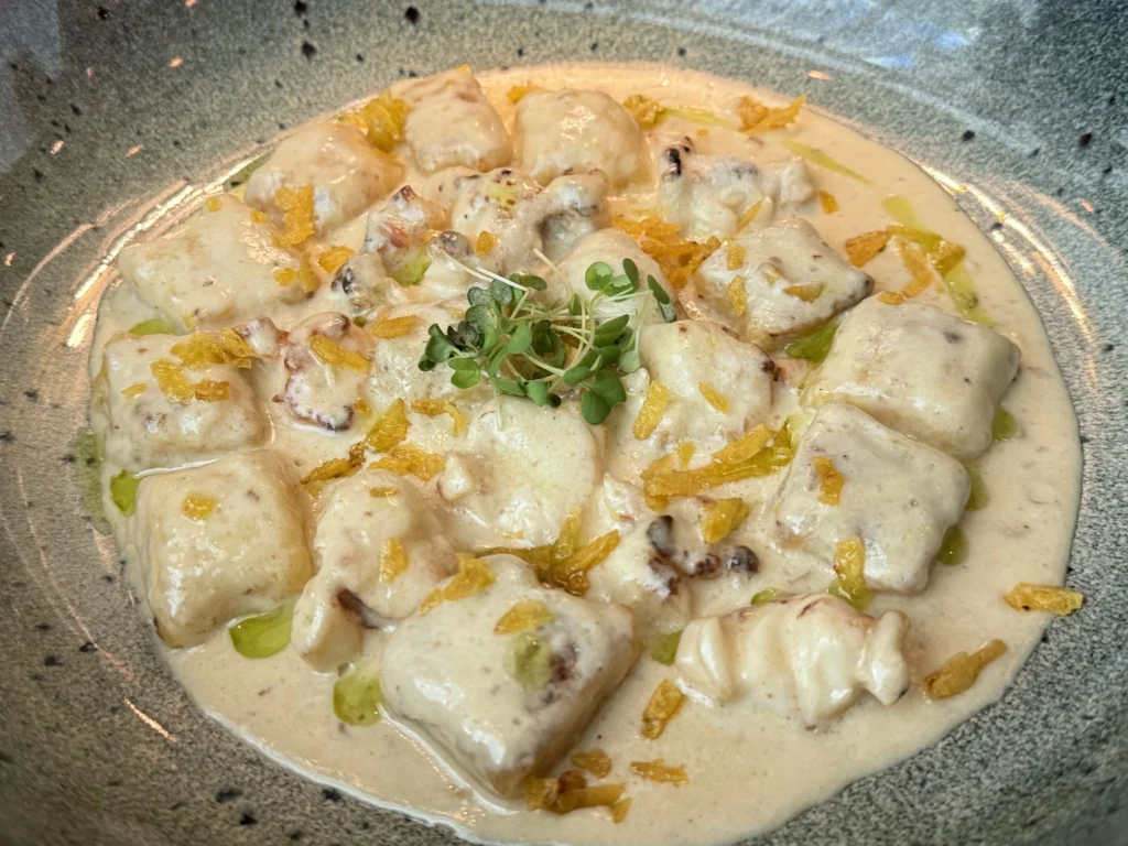 Gnocchi de apio con langosta