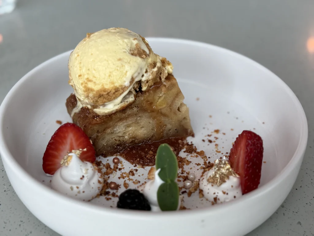 Budín de croissant y mallorca con mantecado de galleta Cuca