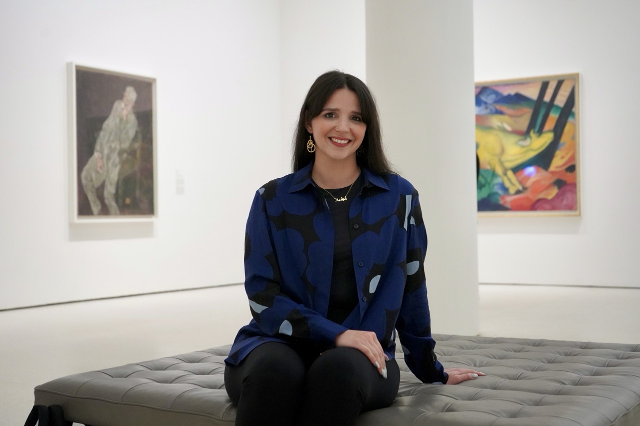 Isabella Rivera frente al Museo Guggenheim